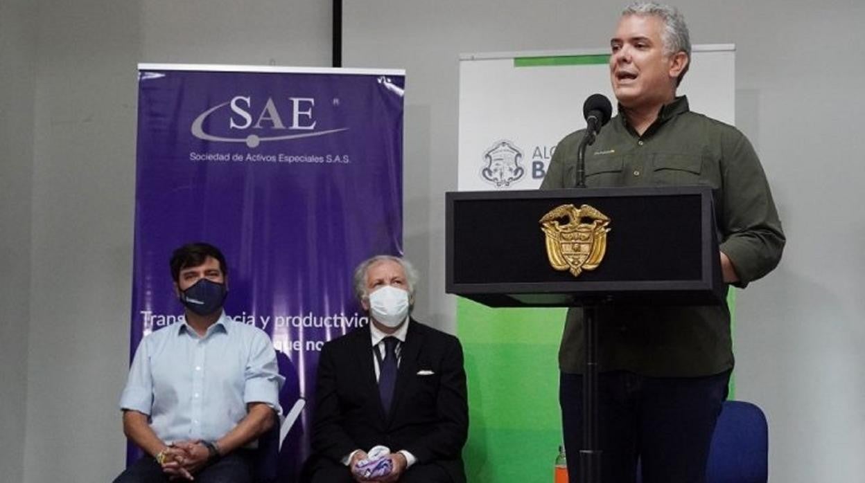 El presidente colombiano en funciones, Iván Duque (derecha), y el alcalde de Barranquilla Jaime Pumarejo (primero por la izquierda)