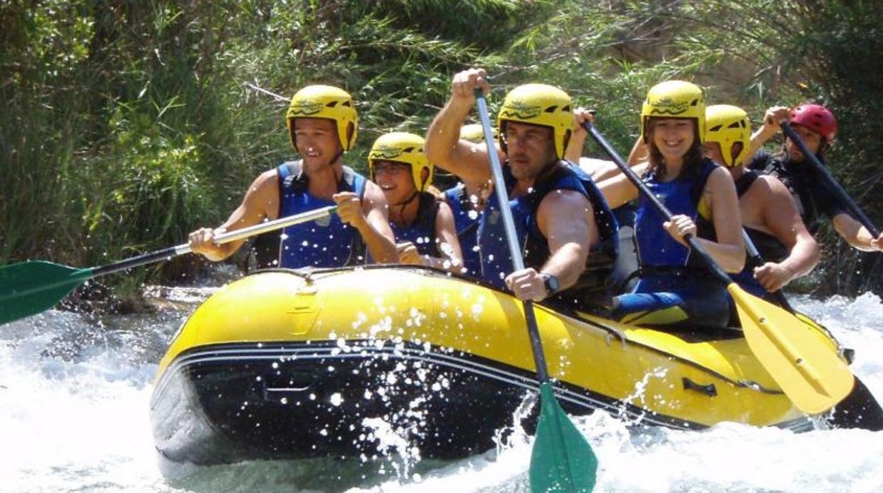 Imagen de un grupo de personas practicando rafting en el río Cabriel (Valencia)