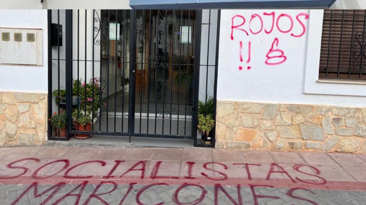 Imagen de la entrada del Ayuntamiento de Titaguas (Valencia) donde han aparecido pintadas homófobas contra cargos del PSPV-PSOE