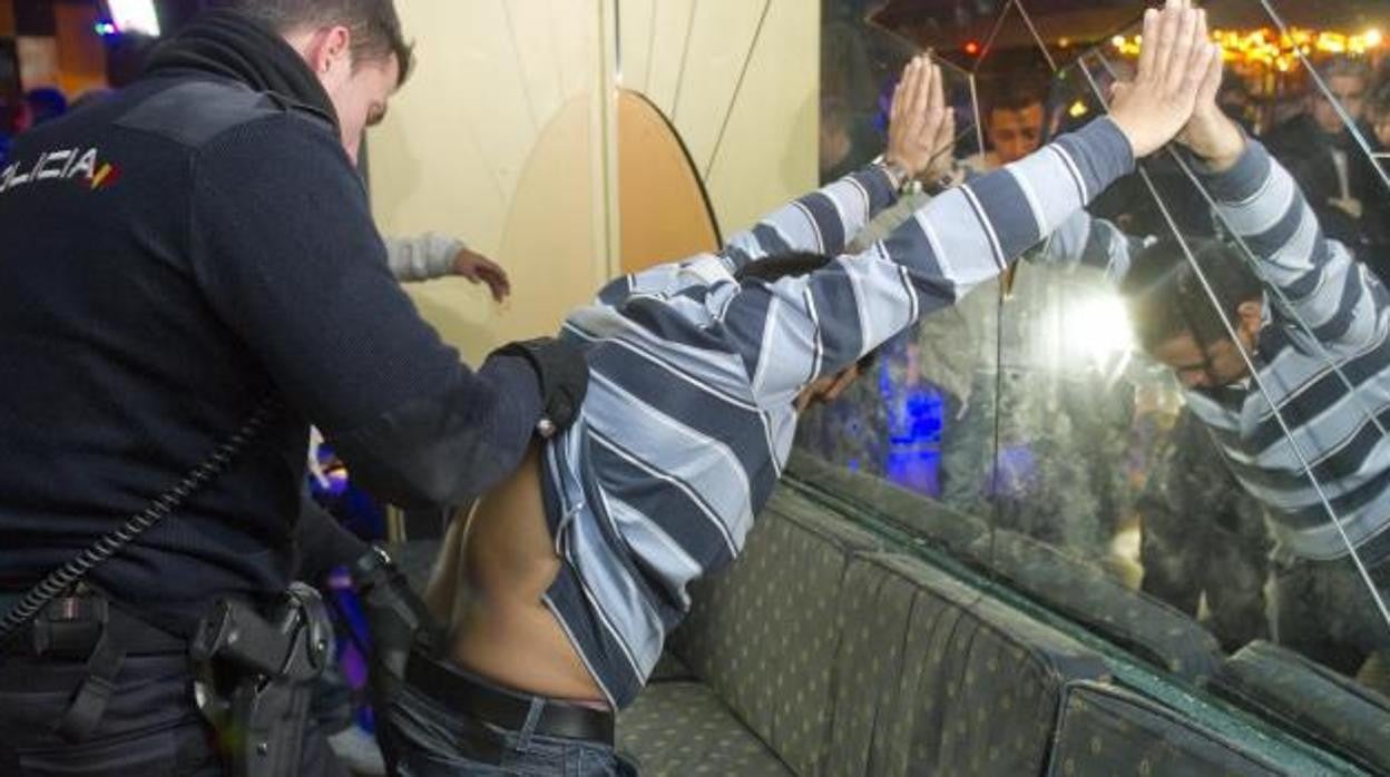 Redada policial contra las drogas y las armas en un local latino de AZCA