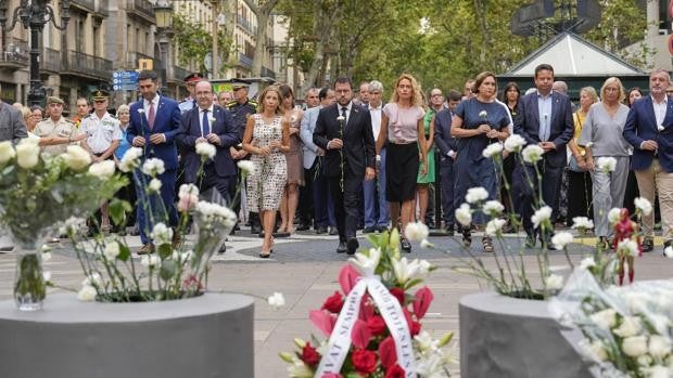 El independentismo rompe el minuto de silencio en el quinto aniversario por el 17-A