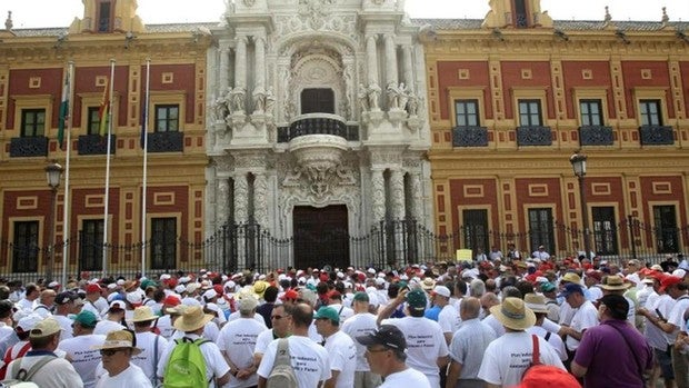 Los andaluces aún están pagando ayudas del pozo sin fondo de los ERE y ya superan los 1.271 millones