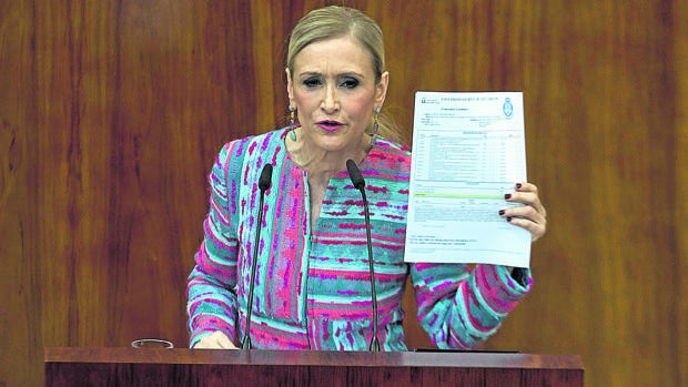 Del «yo hice el máster» al «ya no lo quiero»: la huida hacia adelante de Cifuentes