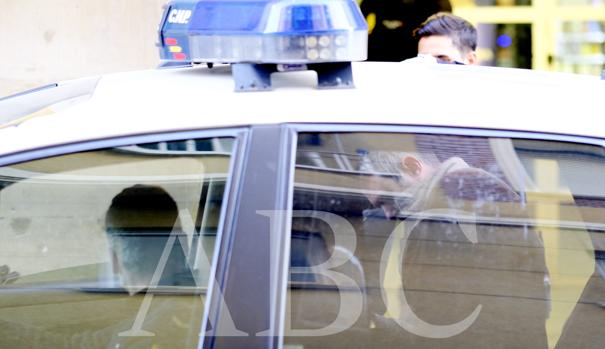 José Manuel Yañez abandona la Comisaría en un coche policial