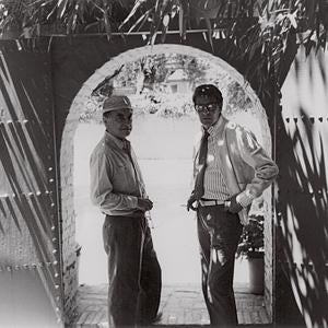 Pierre Bergé e Yves Saint Laurent posan en la entrada del Jardín Majorelle en los años 70. A la derecha, la Casa Berber en Marrakech