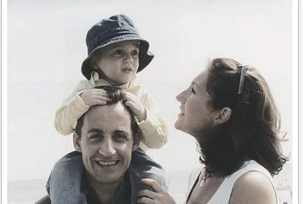 La imagen que Louis Sarkozy ha subido a su Twitter, donde aparece con sus padres