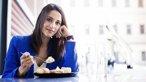 Inés Arrimadas disfrutando de un pincho de tortilla en el Museo Reina Sofía