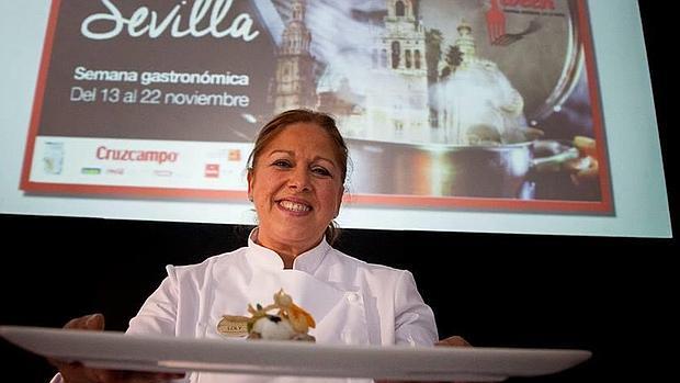 Dolores Rincón, del restaurante Manolo Mayo, mostrando la tapa ganadora