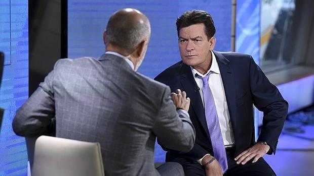 Sheen escucha al periodista Matt Lauer en el set del programa de la NBC «Today»