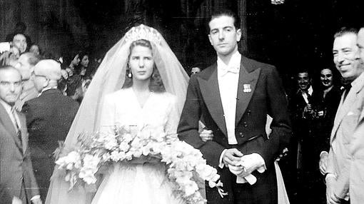 Doña Cayetana y Luis Martínez de Irujo a la salida de la catedral