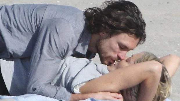 Sharon Stone y Martin Mica besándose en la playa