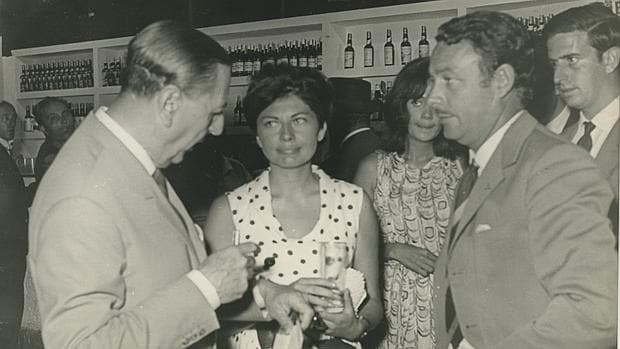 La princesa Soraya en agosto de 1965 en Marbella, con el alcalde de la localidad y Alfonso de Hohenlohe