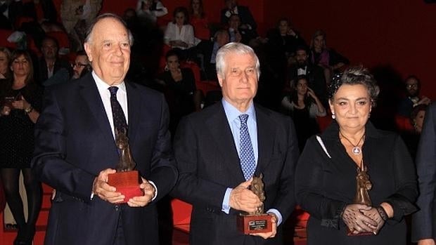 Carlos Falco, Marqués de Griñón, el duque de Huescar , Carlos Martínez de Irujo y la diseñadora Elena Benarroch durante el SICAB 2015 en Sevilla