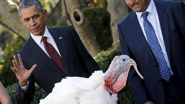 El presidente de EEUU indultando al pavo en la víspera de Acción de Gracias