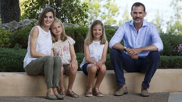 Los Reyes junto a sus hijas este verano en Palma de Mallorca