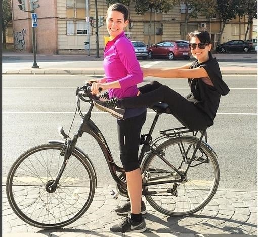 Hilaria, en bcicleta con una amiga