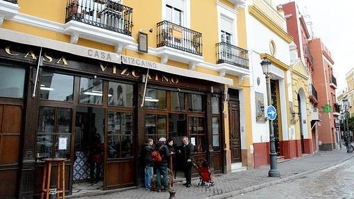 Madera con solera en la fachada del Vizcaíno