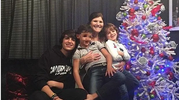 Dolores Aveiro con sus tres nietos
