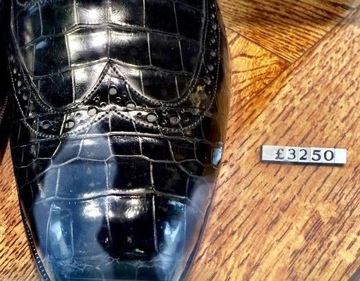 Zapatos negros de cordones, 4.300 euros