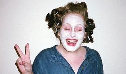 Adele con rulos y mascarilla facial