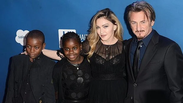 Penn y Madonna, con dos de los hijos de la cantante: David y Mercy