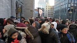 Multitud de personas en el exterior de Notre-Dame