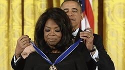 Oprah junto a Obama, quien le hace entrega de la Medalla Presidencial de la Libertad