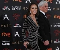 Isabel Preyslet y Mario Vargas Llosa en la alfombra roja de los Goya 2016