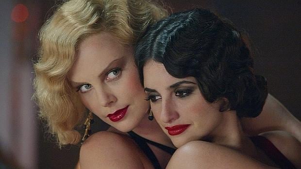 Penélope Cruz ante su gran desición: ¿Quién besa mejor, Scarlett Johansson o Charlize Theron?