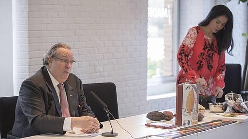 Jorge Redmond, Presidente de «Chocolates El Rey», junto a Helen López, organizadora del evento