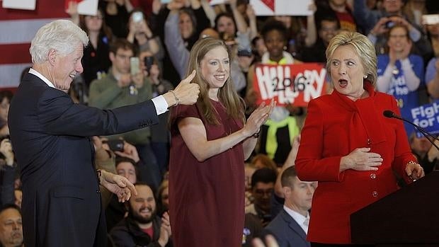 Hillary Clinton con su marido y su hija