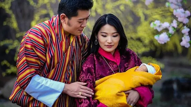 El Rey Dragón Jigme Khesar Namgyal Wangchuck con su familia
