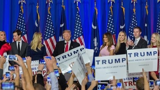 Donald Trump con sus hijos en un mitín en South Carolina