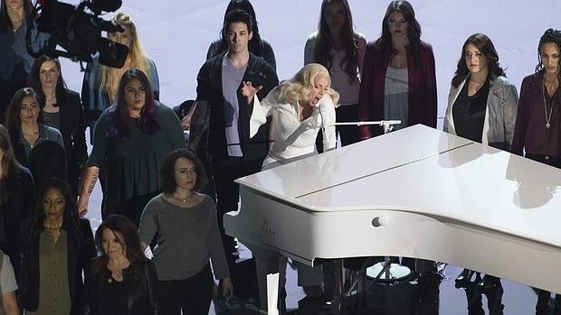 La cantante Lady Gaga actúa durante la 88ª edición de la ceremonia de los Oscar