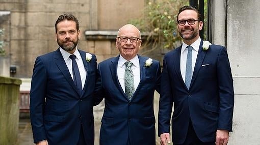 Murdoch y sus hijos Lachlan y James a la entrada de la iglesia