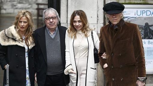 Bill Wyman y Bob Geldof llegan con sus respectivas esposas, Suzanne Accosta y Jeanne Marine