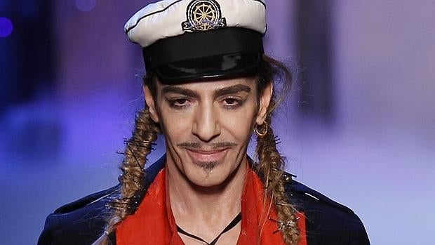 John Galliano durante uno de sus desfiles, antes de empezar en la maison Margiela