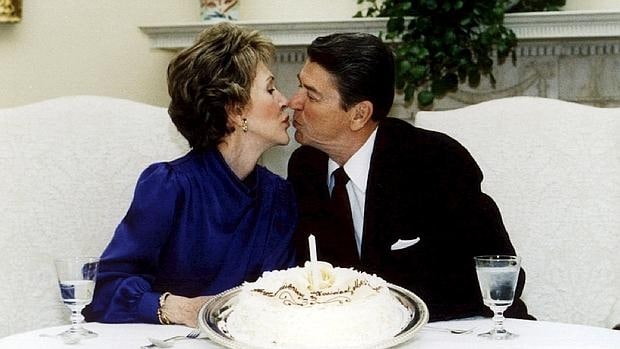 Ronald Reagan y su esposa se besas durante una fiesta celebrada en marzo de 1985