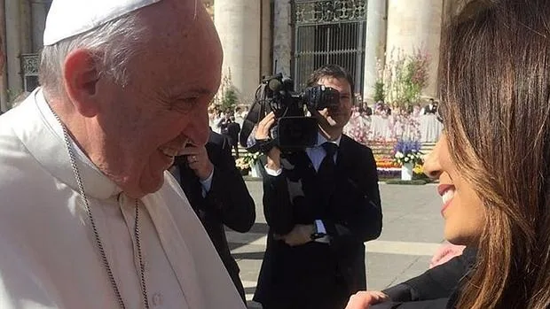 El Papa Francisco saluda a Eva Longoria