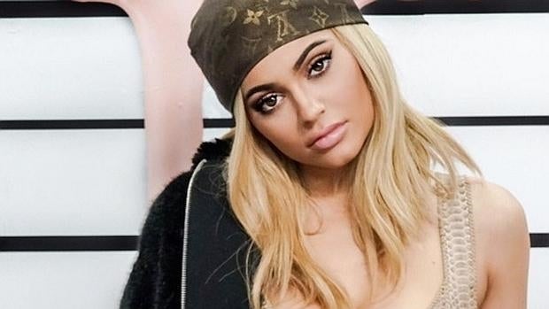 Kylie Jenner la lía con su anuncio en el que promociona una nueva línea de brillo de labios