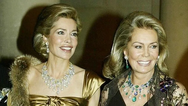 La princesa alemana Grabriela y su madre con algunas de las joyas que se subastarán