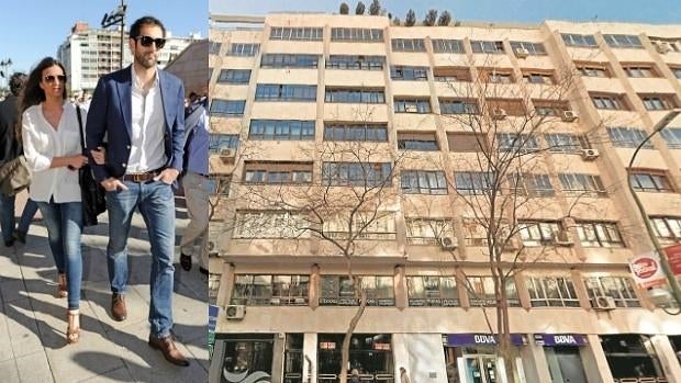 Diego López ye Iria Otero. A la derecha, el edificio donde han comprado un piso en Madrid