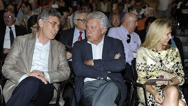 Hugo Sigman, Felipe González y Mar García-Vaquero en un acto celebrado en 2015