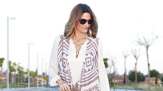 Cómo llevar un chaleco étnico