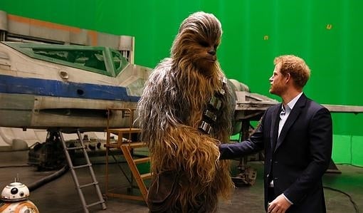 El Príncipe Enrique saluda a Chewbacca