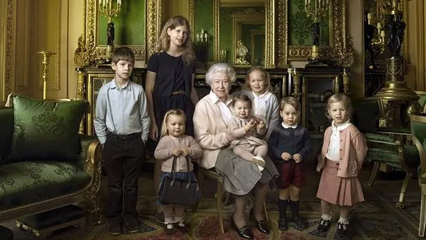 Isabel II con sus dos nietos más jóvenes y cinco bisnietos