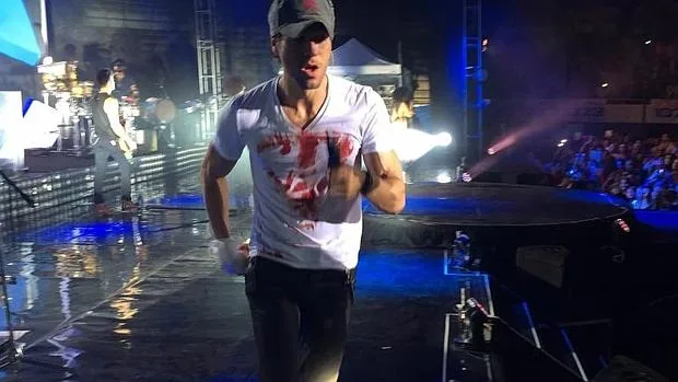 Enrique Iglesias, en el concierto en el que se cortó la mano en México en 2015