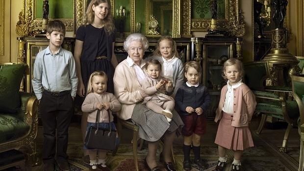 La reina Isabel II con dos de sus nietos y sus cinco bisnietos