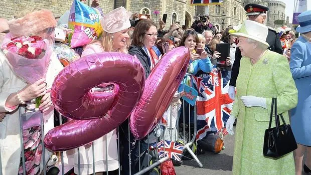 La Reina saluda a su pueblo en Windsor