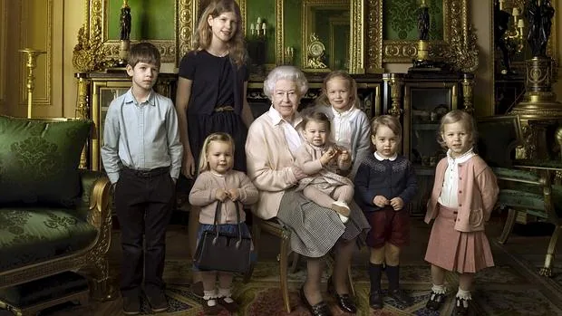 La histórica imagen de la Reina de Inglaterra con sus nietos y bisnietos